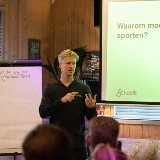 Habfit coach sebastiaan presenteert voor een aantal mensen om uit te leggen waarom het belangrijk is om te sporten. Ook wordt er gesproken over Duurzame inzetbaarheid en worden er tips gegeven.