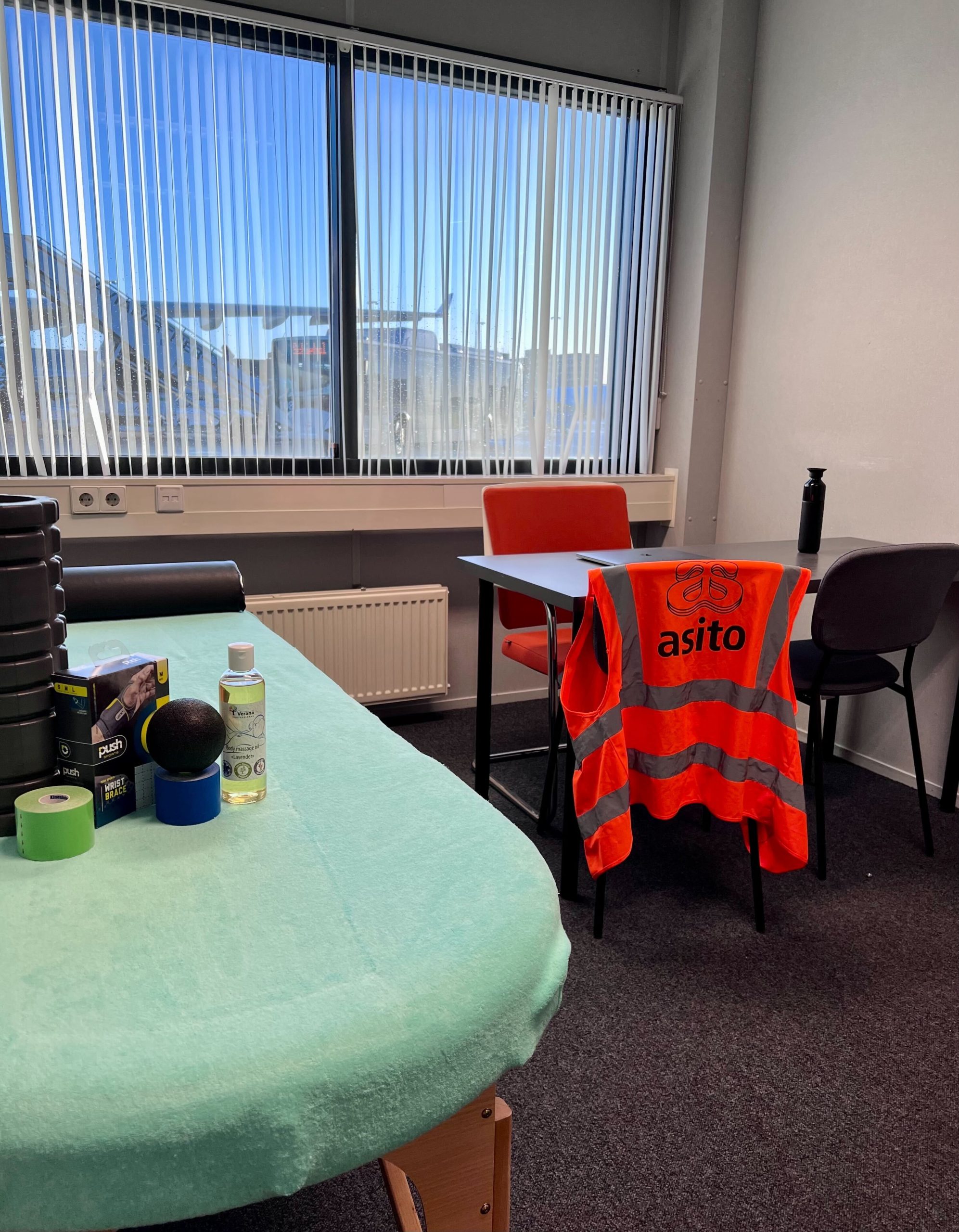 Behandel tafel staat klaar voor een schoonmaakmedeweker op Asito Aircraft bij Schiphol op de G-buffer